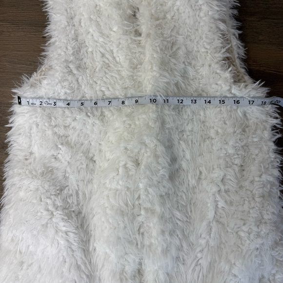 PJ Salvage Women’s Fluffy White Faux Fur Vest. Size Small - Picture 3 of 6